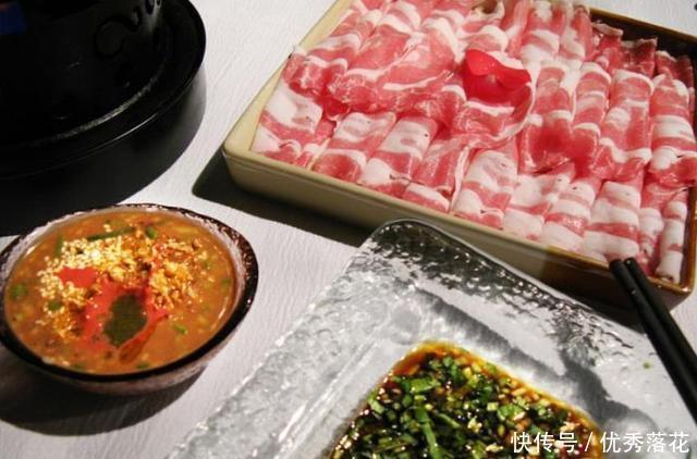 吃不饱|外国人吃一块牛排就饱了,在中国吃火锅上3盘肉,还是吃不饱