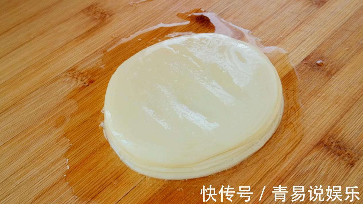 土豆不要炒着吃了，教你秘制新吃法，皮薄馅大，一上桌就被抢光