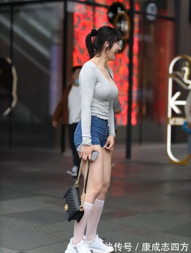 穿搭 “短裤+中筒袜”火了,上身洋气又显高,这样的时尚能把握住吗!