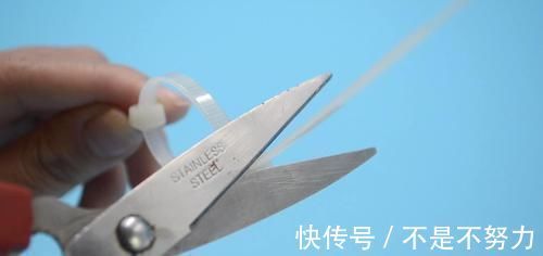 扎带|卫生间放2根塑料扎带,真是厉害了,解决了困扰大家的一个难题