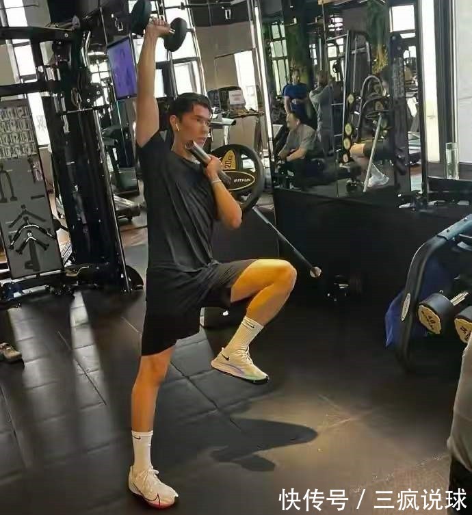 侯永永|中国首位归化球员晒1家4口全家福:爸爸帅,姐姐美,妈妈来自河南