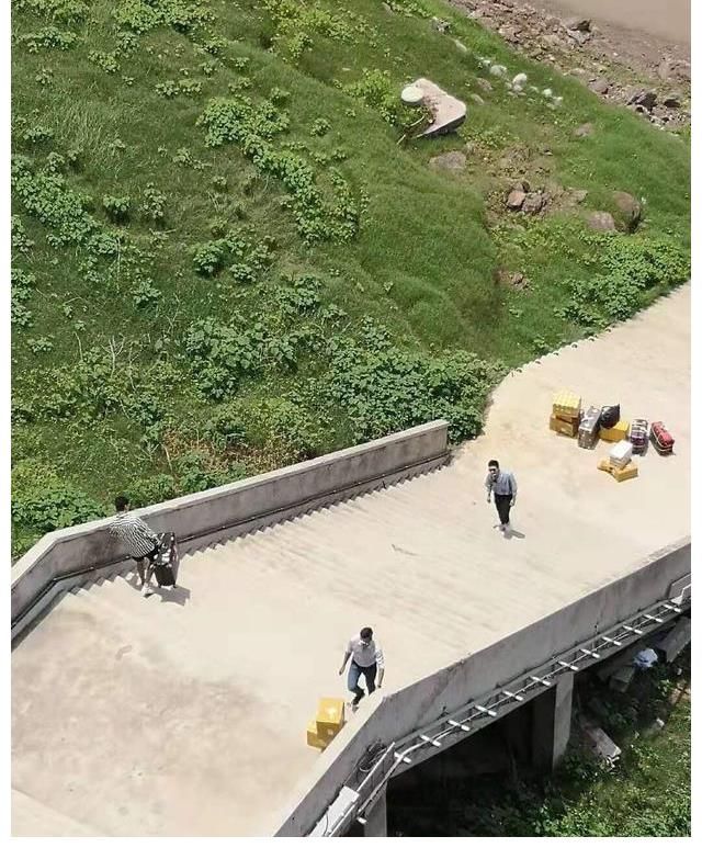 为品牌带货?赵丽颖录《中餐厅》穿羊绒套装,还带了全自动洗衣机