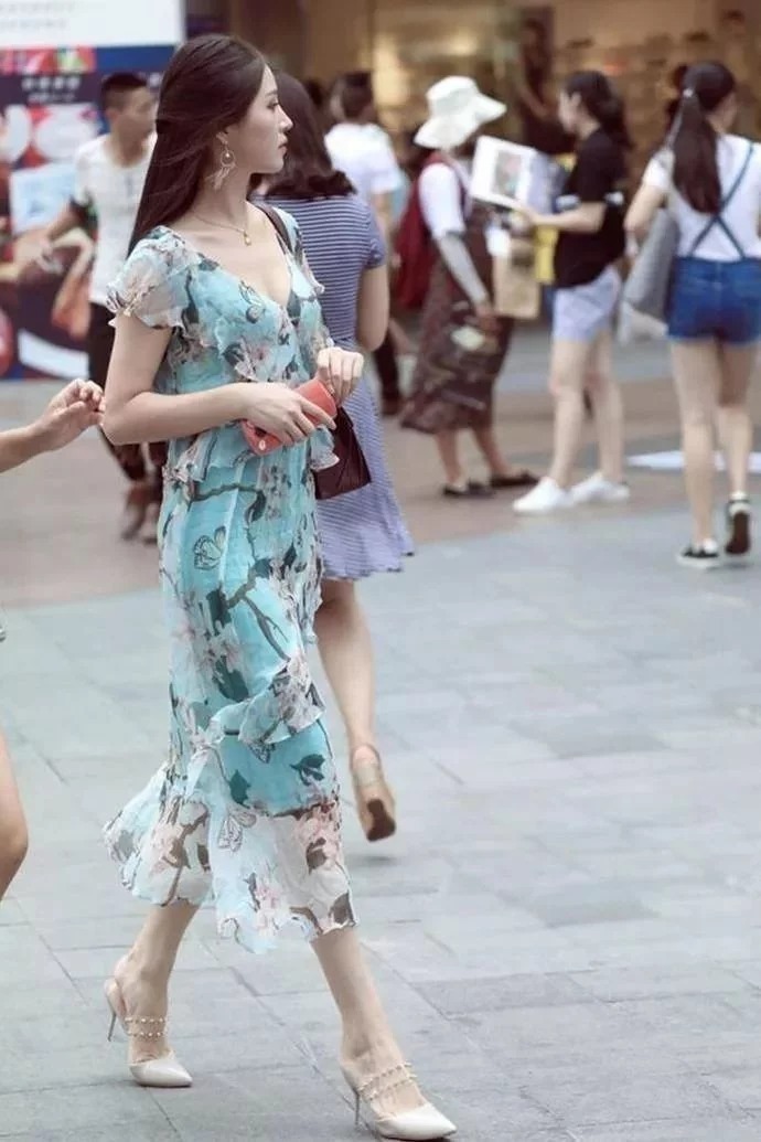 美女|街拍:精致潮流的穿搭,穿出娇俏动人的感觉,美女好看又养眼