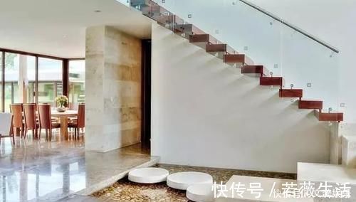 休闲|同样是楼梯,别人家装成漂亮小花园还带鱼池,你家却用来储物