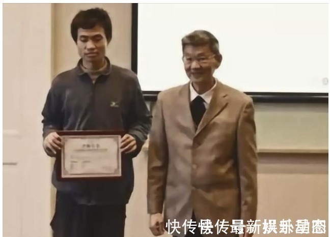 天才!韦东奕在北大教学,其收入曝光,天才的价值不该用金钱衡量