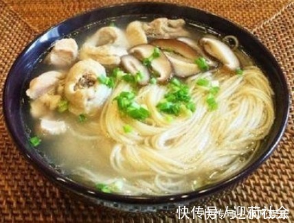 煮面条时,冷水下锅还是开水下锅想要筋道爽滑,大厨牢记3点