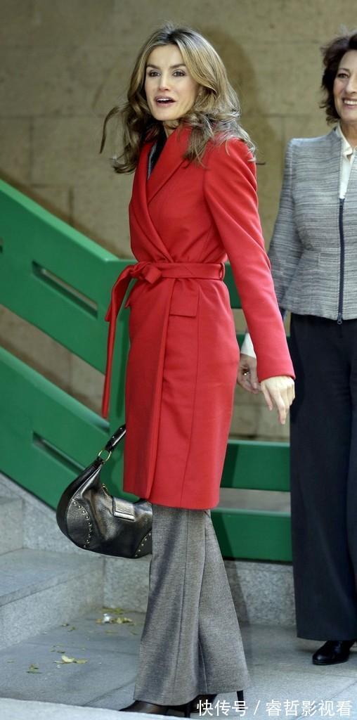 深色 降温怎么穿搭?西班牙王后抗冻有一套,时尚并不意味着一定露腿