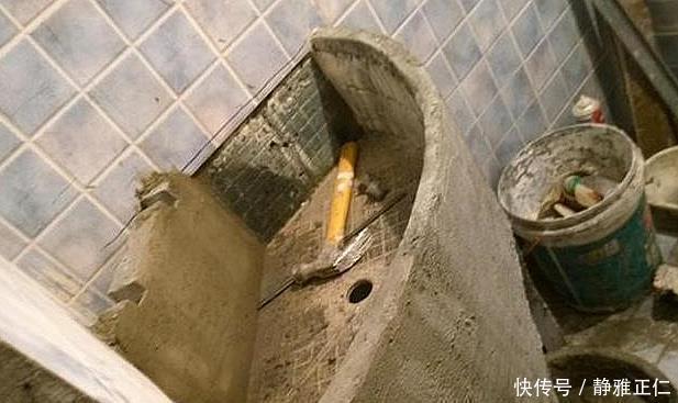 水管|卫生间小不好买手盆师傅在转角砌个洗手台,发业主群里都炸锅了