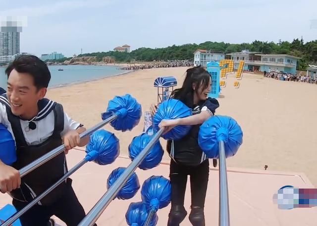 蔡徐坤跟吴宣仪玩搏击,谁留意到蔡徐坤举动“钢铁直男”没错了