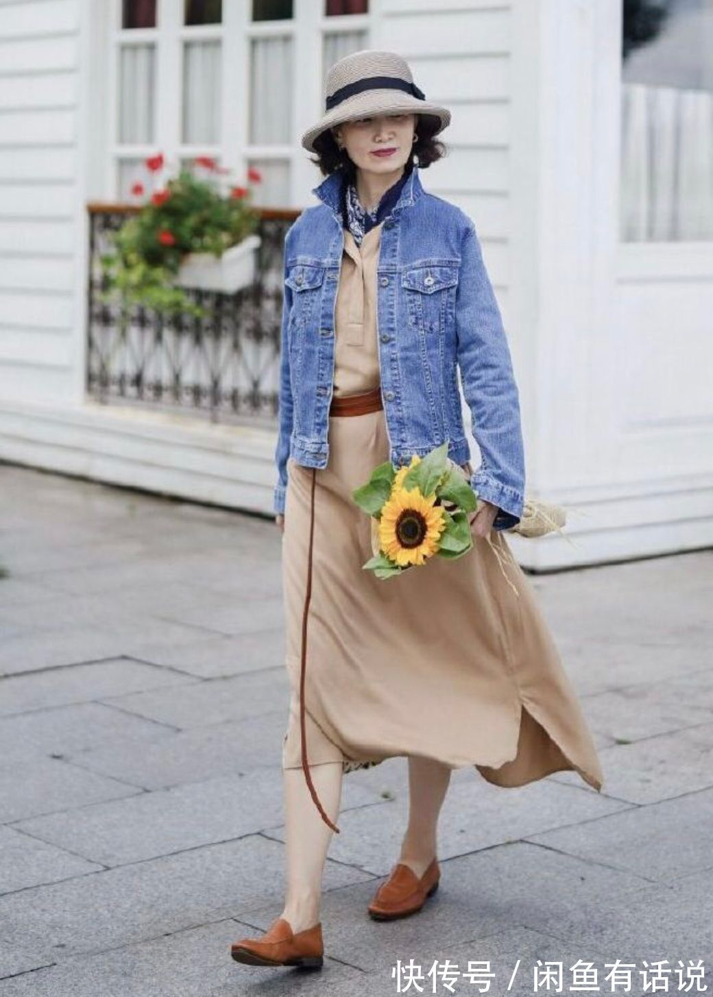 春天 中年女人春天穿衣,丢掉这些陈旧“时髦法则”吧,会有浓浓大妈感