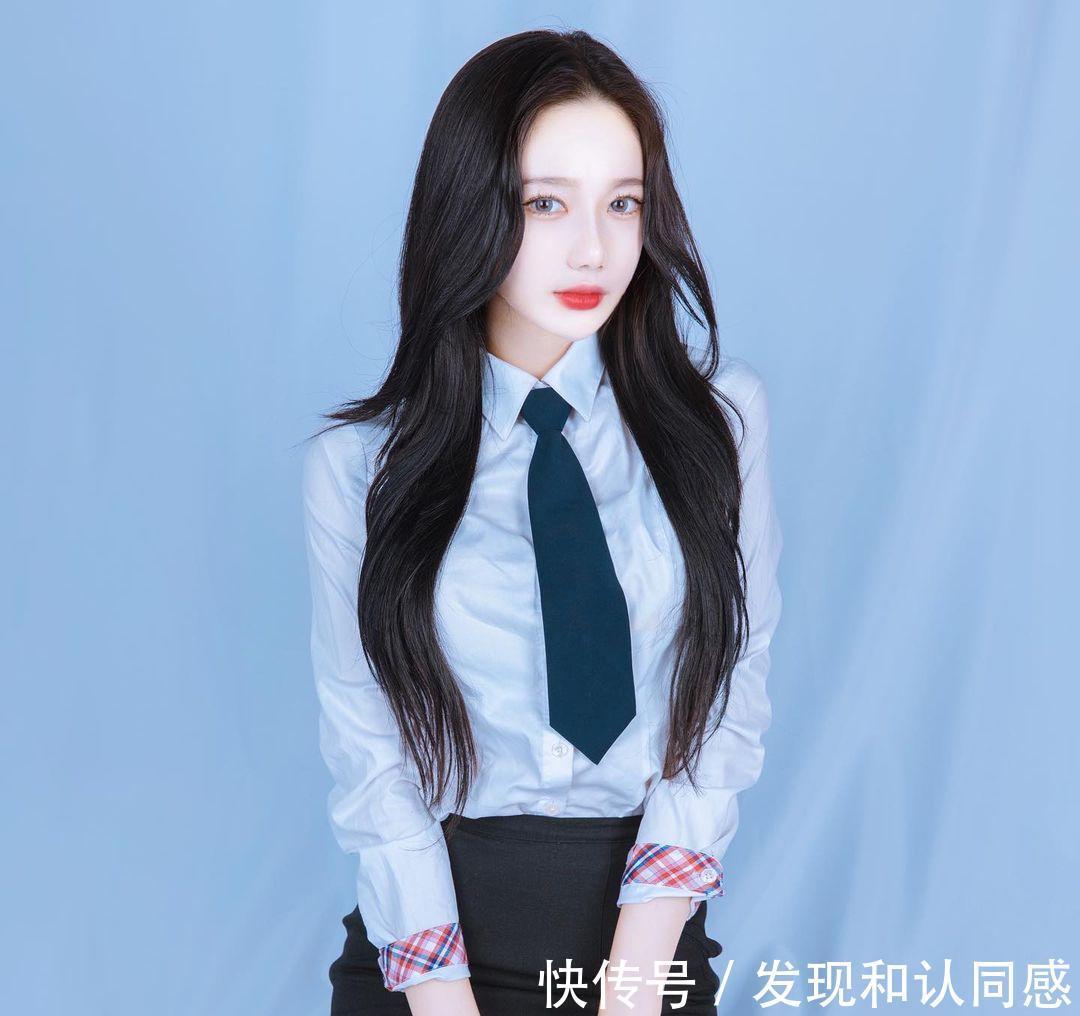 小姐姐|超短包臀裙配职业装，美女你这衣服有点小了