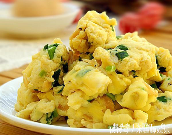 炒鸡蛋|炒鸡蛋,直接下锅煎就错啦,多做这两步,鸡蛋松散鲜嫩还显多