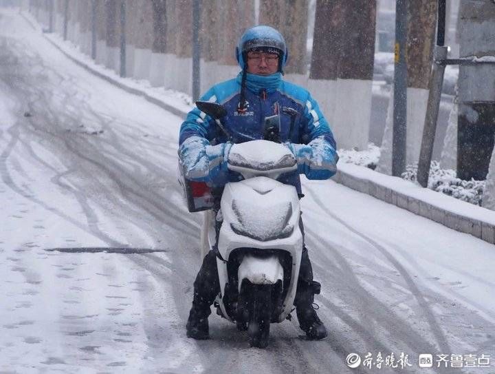 济南|济南大雪挡不住忙年人，雪中骑车小心翼翼