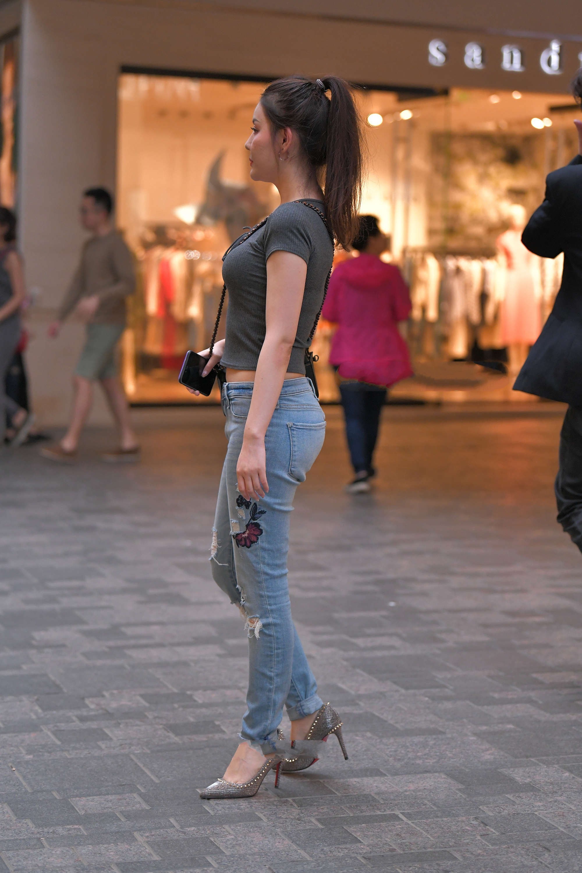 深灰莫代尔短袖搭配刺绣款破洞牛仔裤,款式精致,更显复古气息