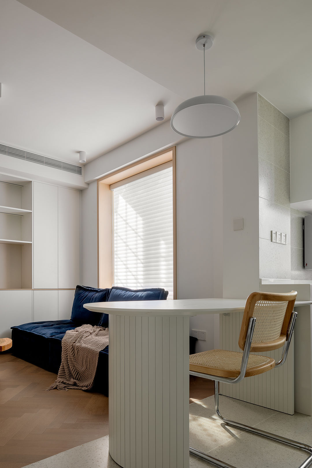 玻璃窗|他家仅60㎡,却通过6处“神设计”让空间倍增,实用性不输大户型