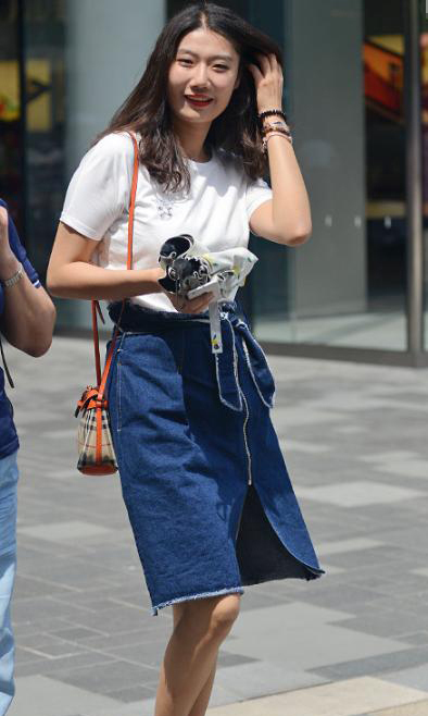 街拍:美女的成熟气息显得很是端庄,半袖配波点裙,很有魅力