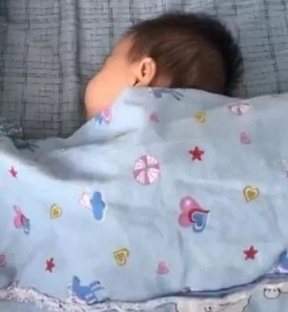 宝宝睡觉意外走红,妈妈掀开被子的瞬间,别小瞧穿尿不湿的
