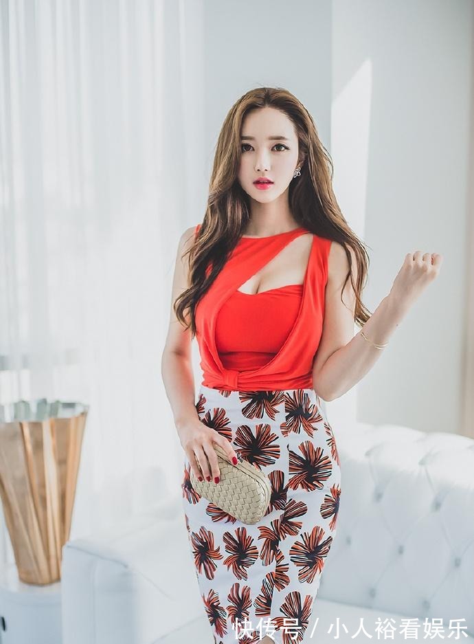 衣服|听说红色的衣服能带来好运,和半身裙搭配太合适了