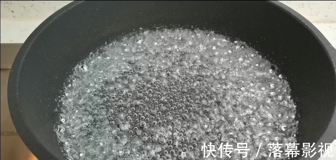 冬日必备小零食糖炒山楂怎么做？教你三招，和外面买的一样漂亮