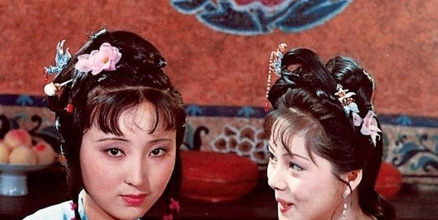 红楼梦&《红楼梦》里,刘姥姥二进荣国府说的“雪下抽柴”的故事有何隐喻!