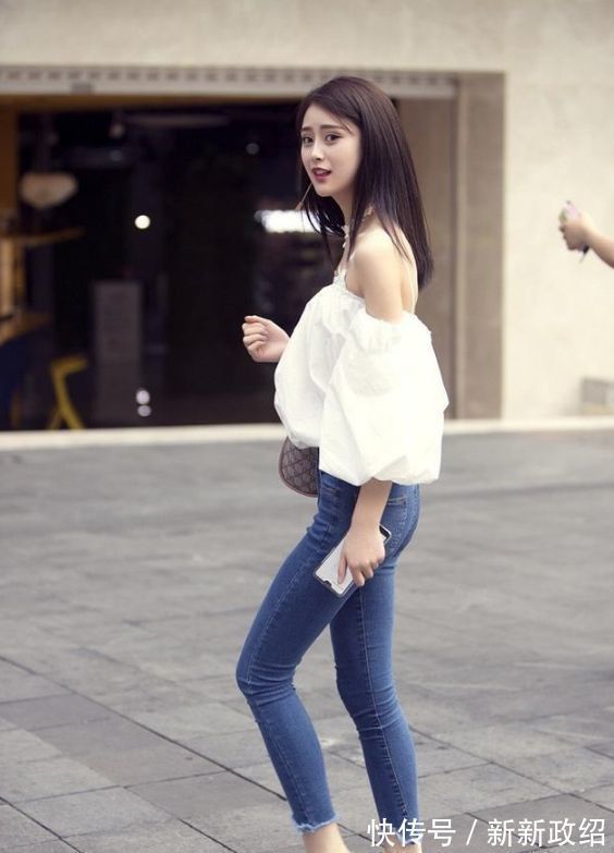 长裙 黑色休闲上衣搭配白色长裙,身材高挑的美女,温婉可人