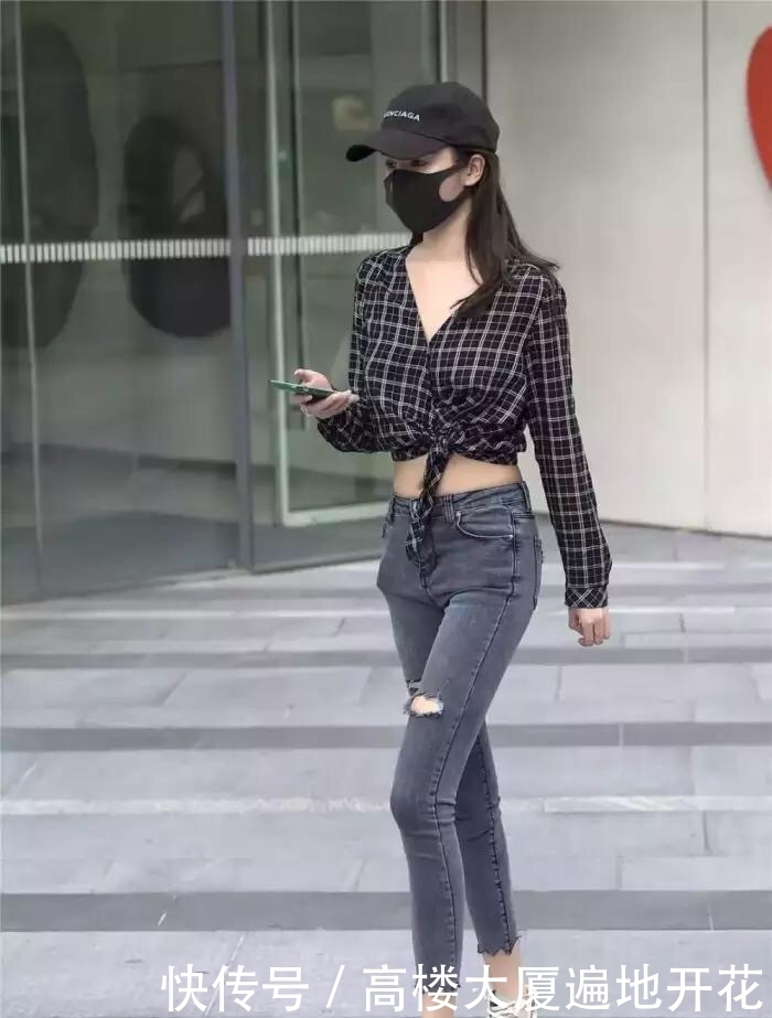 黑白格子衫搭配破洞牛仔裤,时尚干练,穿出女孩曼妙身姿!