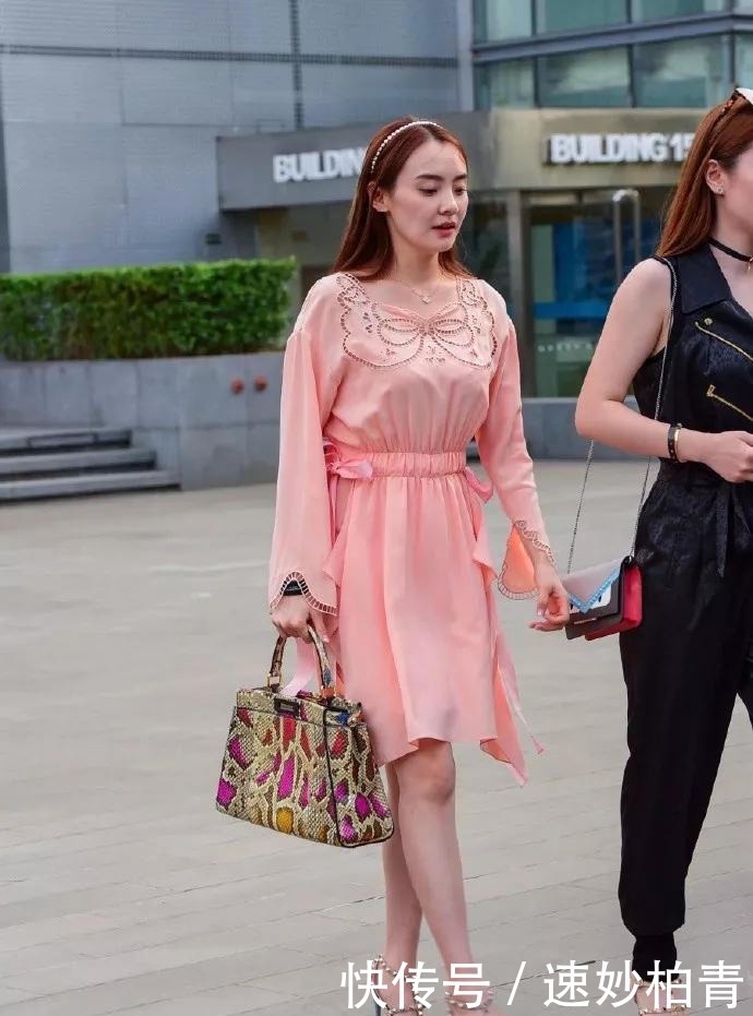 粉红色|女神脚上搭配一双浅蓝色的高跟鞋,绑带带有铆钉的设计带着帅气