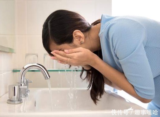 女生学会这3个洗脸方法,毛孔小了,皮肤也细腻了