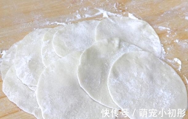 白菜焯水再包馅大错特错，加盐也不对，这种做法最正确，香嫩紧实