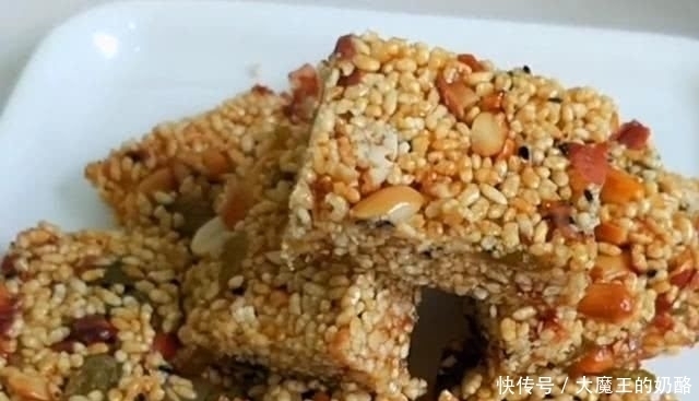 把1碗大米倒进油锅,瞬间变美味,吃完还想吃,做法超简单,解馋