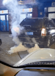 |搞笑GIF: 这要摔傻多少次,才能练成这样的技术呢