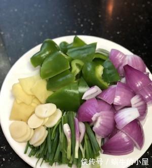 家常鸡肉菜谱,洋葱青椒炒鸡,做法简单,营养美味,超级下饭