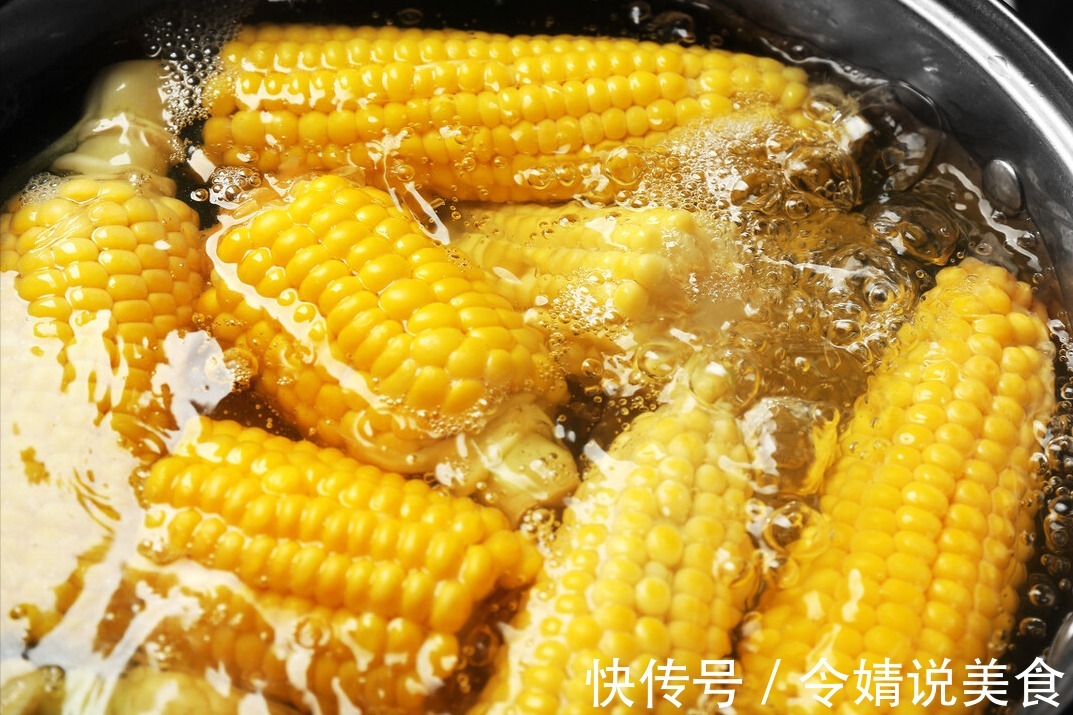 玉米只用清水煮,难怪不好吃,多放2味料,玉米更香甜更软糯