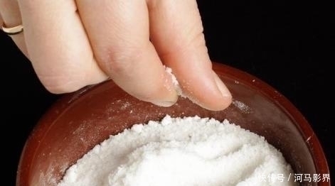 小疙瘩|抿紧下巴后突起的“白疙瘩”,千万要注意,这是螨虫的真身吗