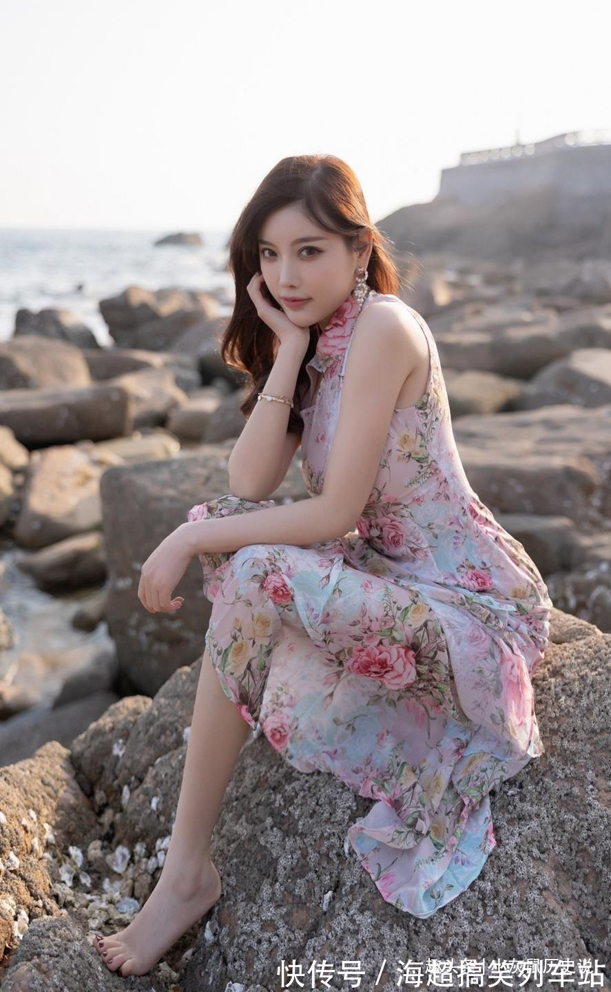 连衣裙 改良版的旗袍连衣裙,用吸睛的印花点缀裙身,优雅范十足