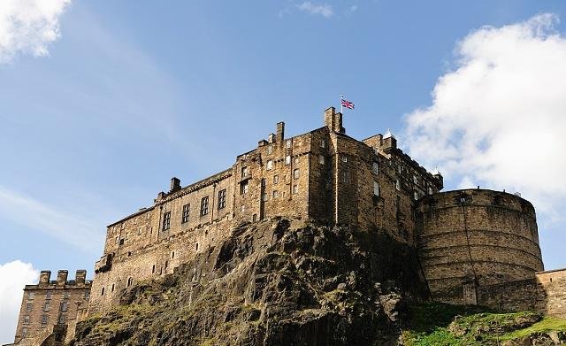 老年|爱丁堡城堡也是石头色，显得很旧很古老，感觉不到皇家的气派