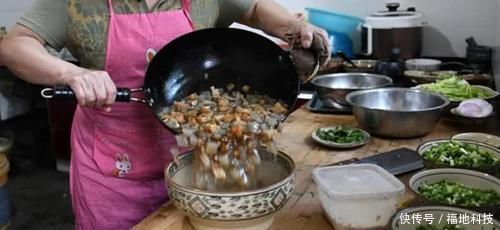 大妈卖天价凉粉,1碗40元,每天卖500碗,吃货:去晚买不到