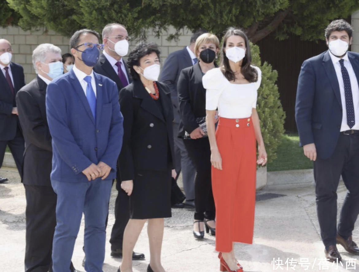 econ|西班牙王后越老越优雅，穿绿色印花裙大方自信，无惧皱纹与白发