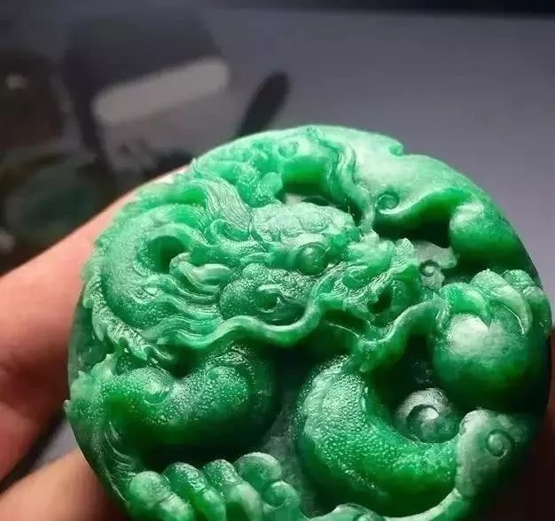 翡翠&差点没人要的手镯芯,摇身一变满绿翡翠挂件,出价50000都不卖!