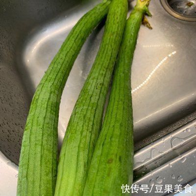 家常|人气家常下饭菜蒜蓉粉丝蒸丝瓜，一秒征服家人的胃