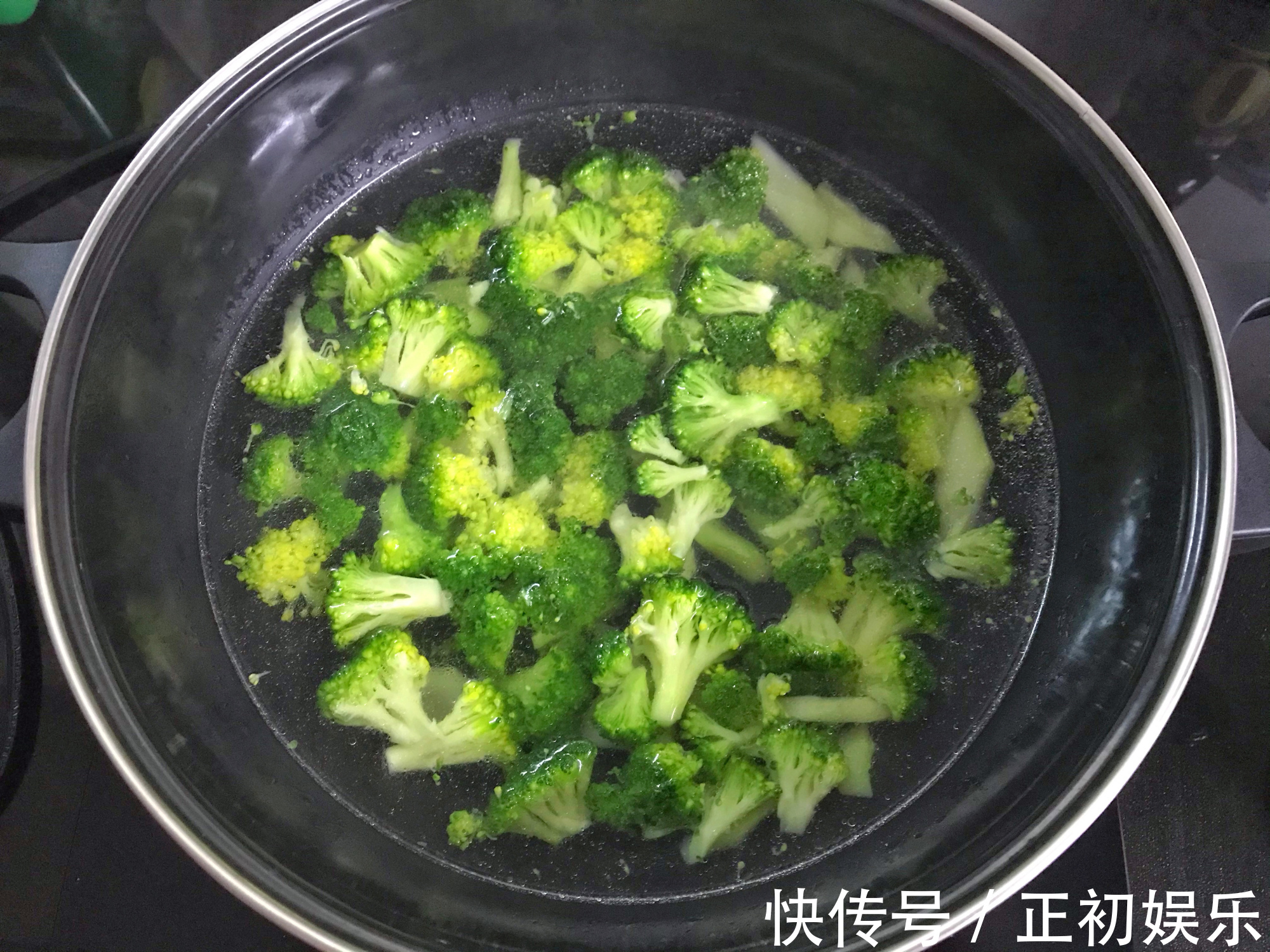营养|西兰花如此做,营养又减脂,三种食材一起炒没肉也好吃,做法简单