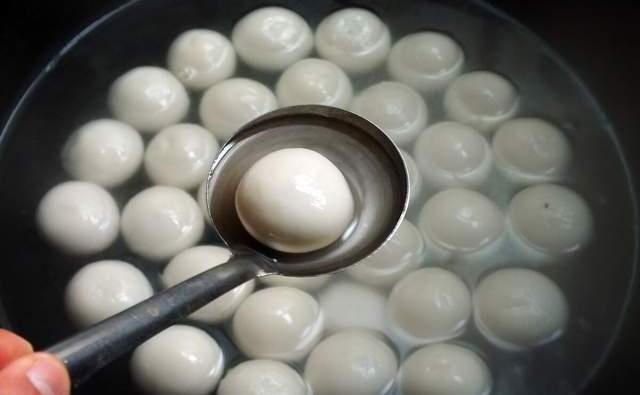 煮汤圆不要再水开下锅了,牢记3个重要技巧,汤圆个个软糯不破皮