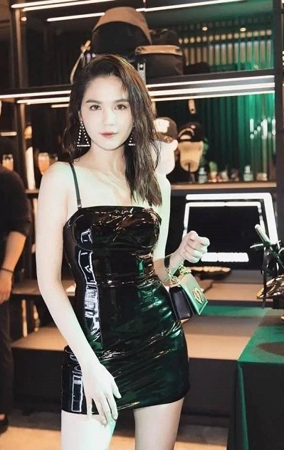 紧身|“越南美女”邓玉贞够大胆,穿漆皮二分裙,不吝啬自己好身材