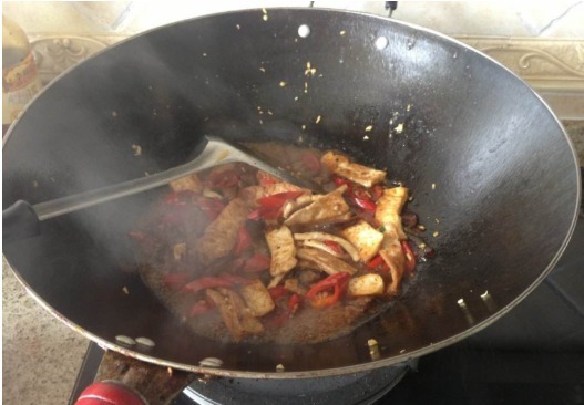  下入|炒腊肉时，别傻傻的直接下锅炒，多加这2步，腊肉不硬鲜香味美