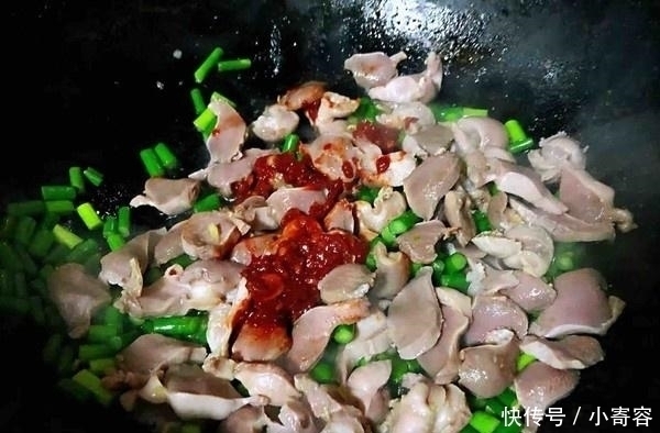 鸡身上最脏的部位，里面含有大量细菌，做菜熬汤一定要扔掉