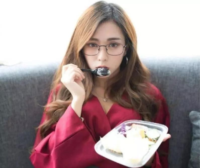 嘴巴|让嘴巴“越来越臭”的3类零食,80%女生都爱吃,第2让人“出乎意料”