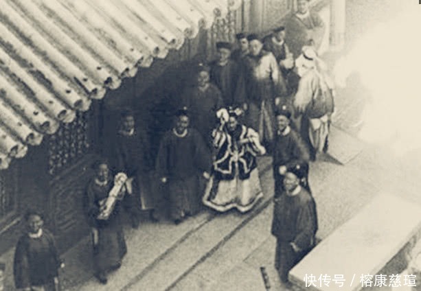 太监|真实的清朝大内侍卫老照片：图2慈禧被偷拍，侍卫太监全在笑！