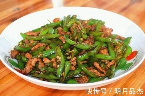 炒菜|炒菜要不要放水,大厨无意说漏嘴,20年的厨艺真的是白练了