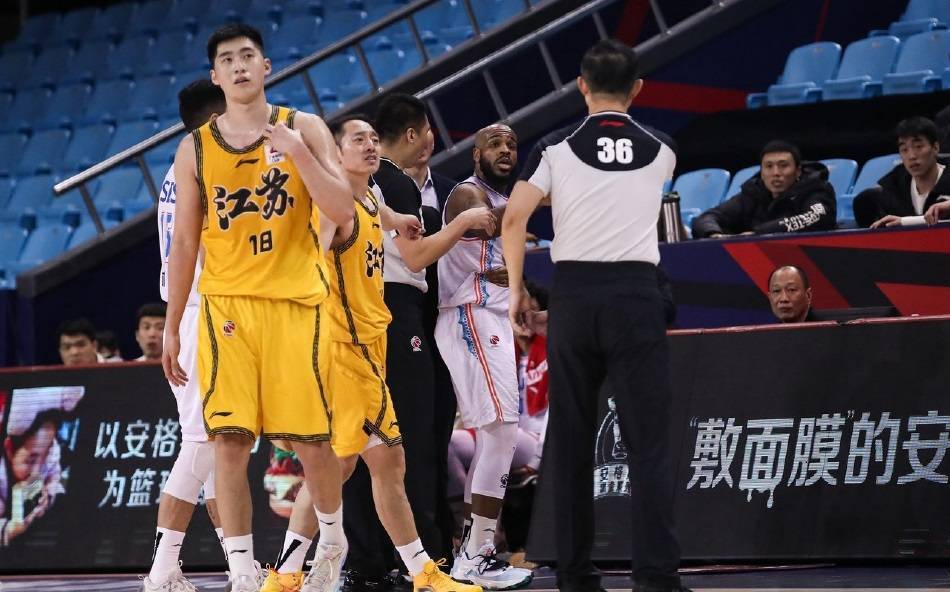 cb重罚闫军!重罚汪梅!CBA爆发激烈冲突,李楠挥拳怒骂,高登被驱逐