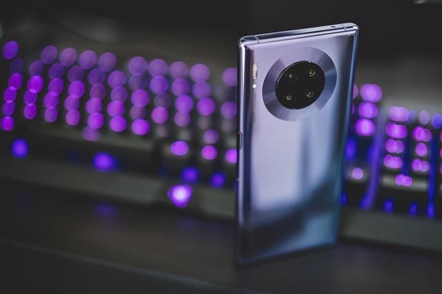 华为|这么多全面屏手机,为什么只有华为坚持“双挖孔”设计